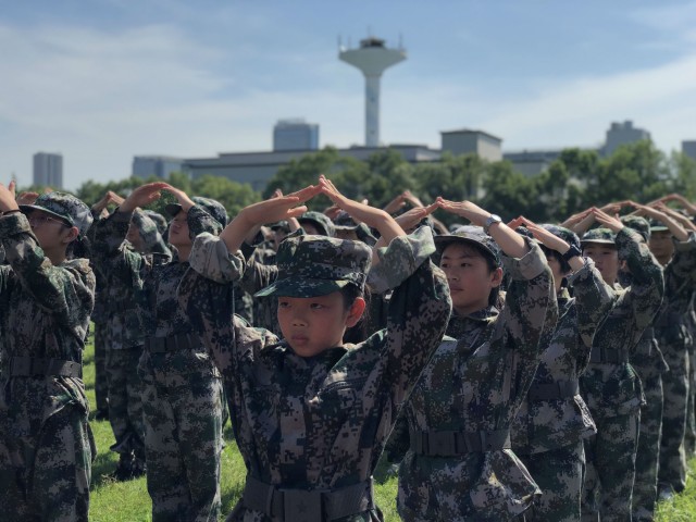 580名新生军训以手语操国家祝福祖国
