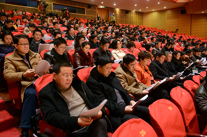 吴水霖代表七届市政协常委会向大会作工作报告.